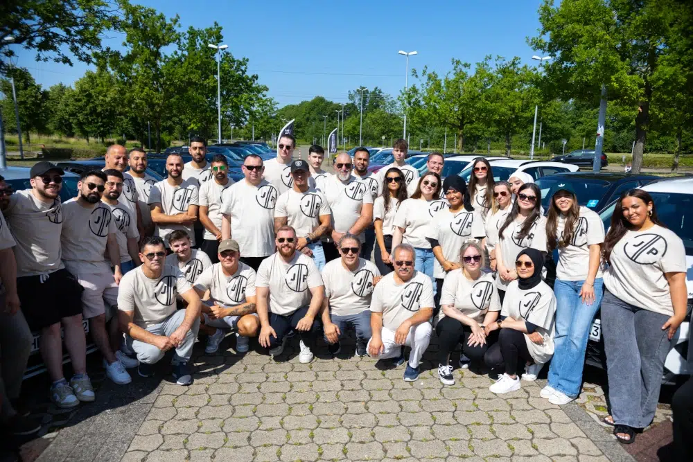 Fahrschule wechseln einfach gemacht - 120€ sparen beim Wechseln 1 Gruppen Foto der JP Fahrschule mit ganzem Team. Alle Fahrlehrer sind zu sehen.